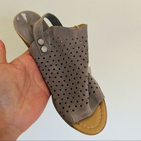 Sophia milano Women's Perforated Hooded Wedge Sandals Size 8 NWT - Picture 2 of 6